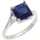 Ring aus dem rhodinierten 925er Silber ist mit blauem Zirkonia